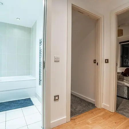 Apartment Modern 2-bed, 2-bath With Views Leeds (West Yorkshire)