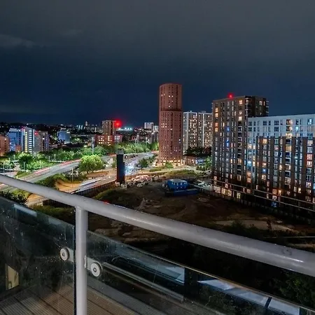 Modern 2-bed, 2-bath With Views *