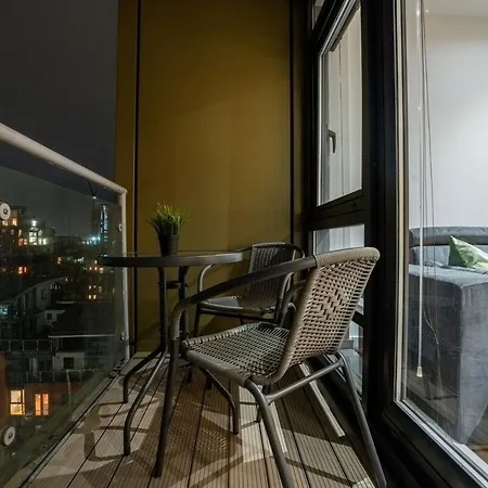 Modern 2-bed, 2-bath With Views Apartment *